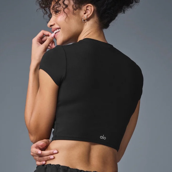 NWOT Alo Yoga Alosoft Crop Finesse Short Sleeve in Black Size XS - Picture 1 of 6